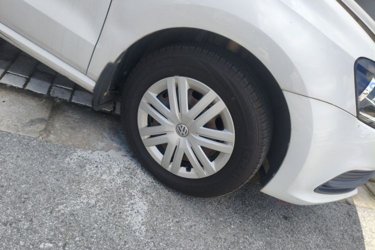 Volkswagen Polo 2015 car image #9