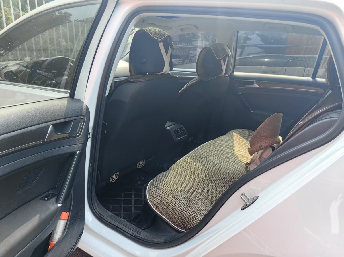 Volkswagen Golf 2017 car image #4