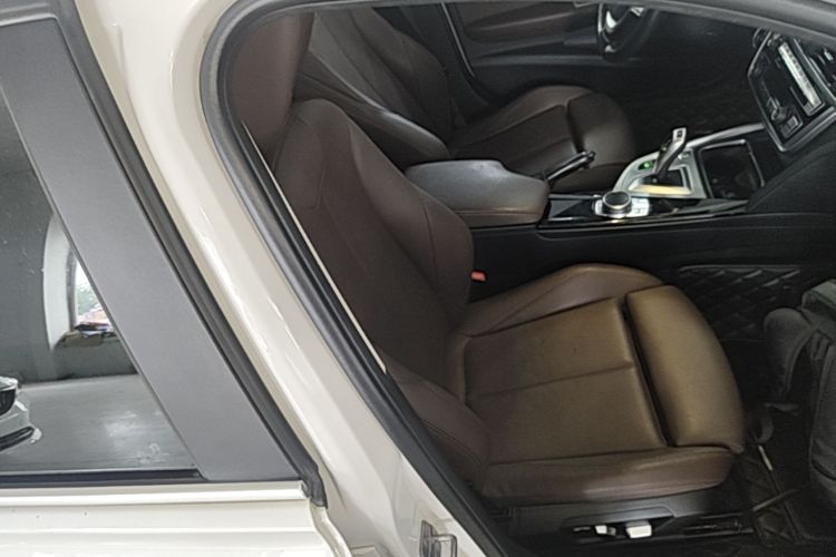 BMW 3 Series 2019 car image #24