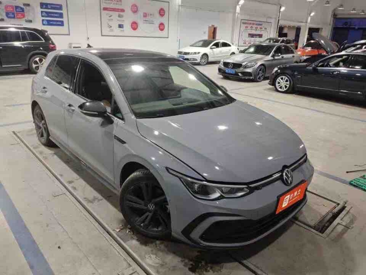 Volkswagen Golf 2023 car image #2
