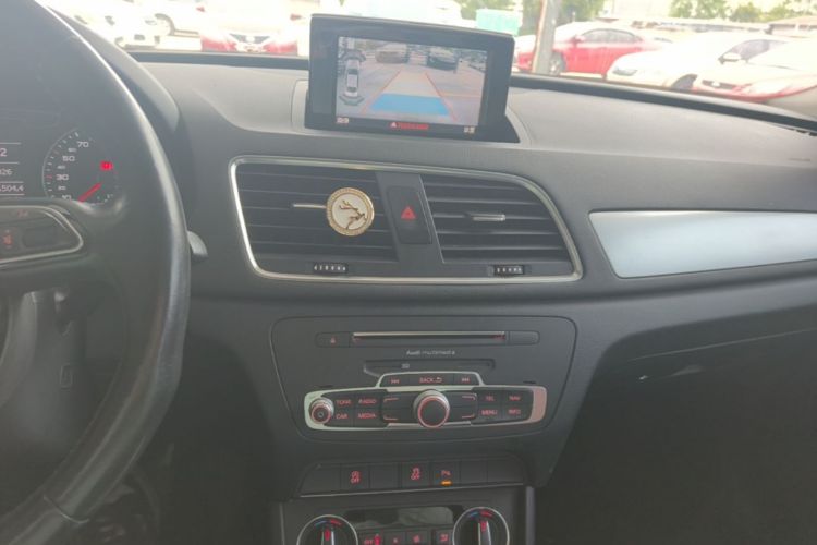 Audi Q3 2017 car image #13