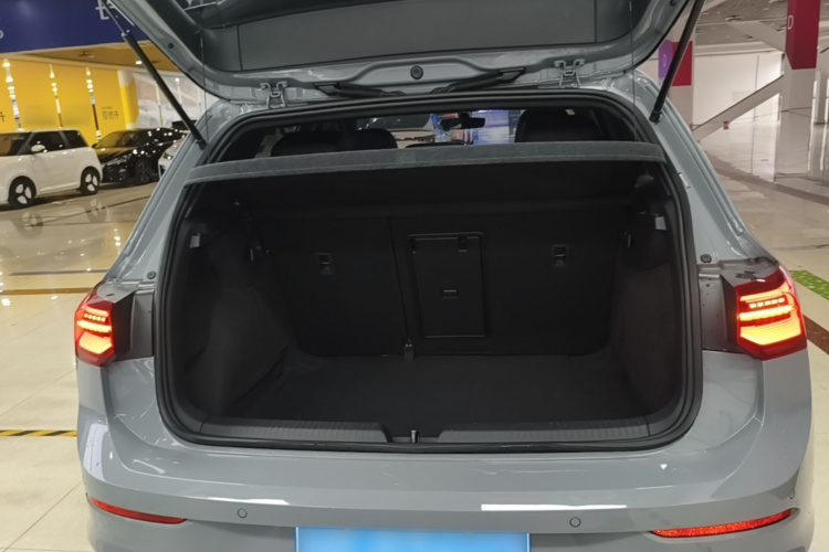 Volkswagen Golf 2023 car image #21