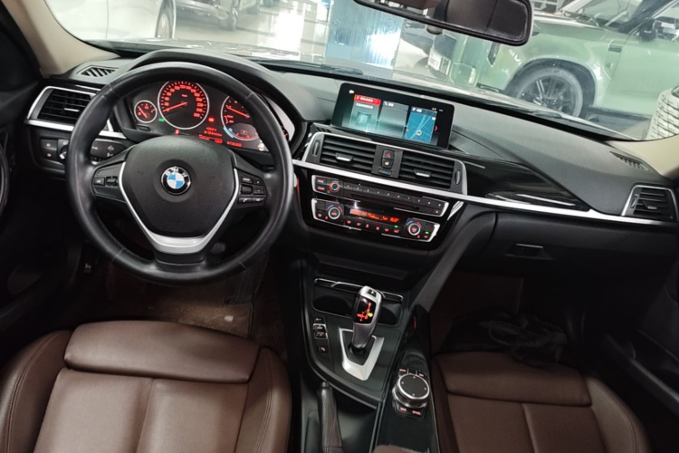 BMW 3 Series 2019 car image #10