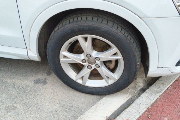 Audi Q3 2017 car image #9