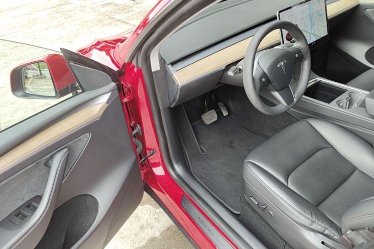 Tesla Model Y 2021 car image #16