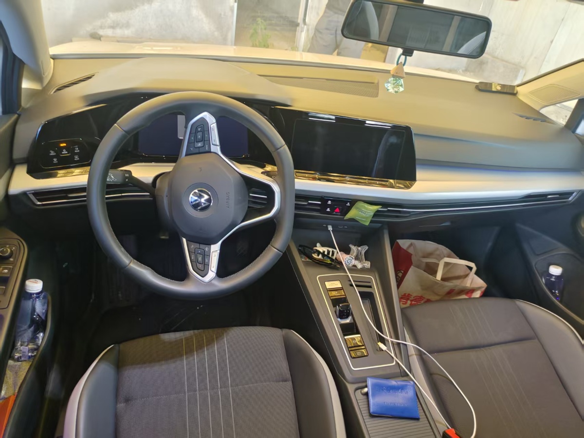 Volkswagen Golf 2025 car image #3