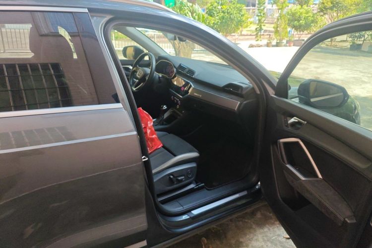 Audi Q3 2020 car image #21