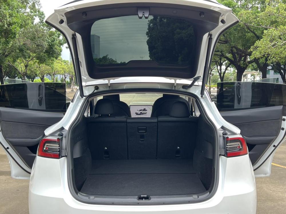 Tesla Model Y 2023 car image #17