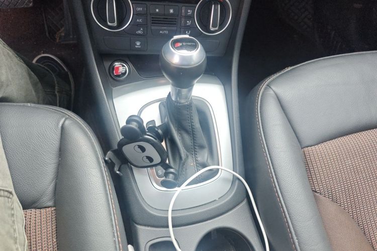Audi Q3 2018 car image #14