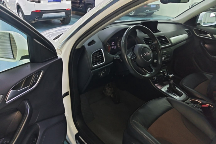 Audi Q3 2018 car image #12