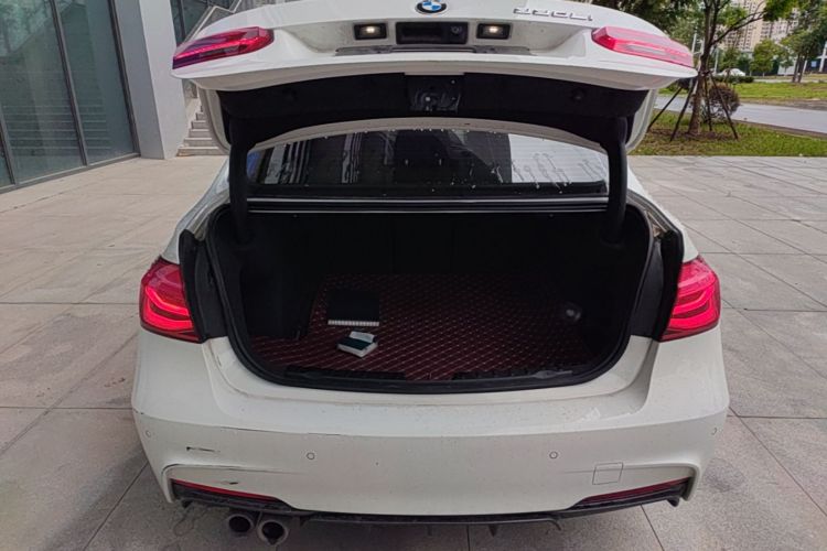 BMW 3 Series 2018 immagine di auto #21