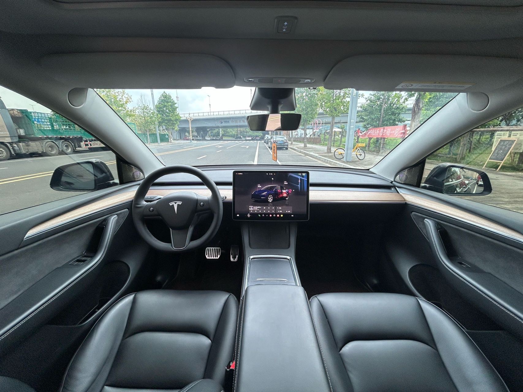 Tesla Model Y 2023 car image #9