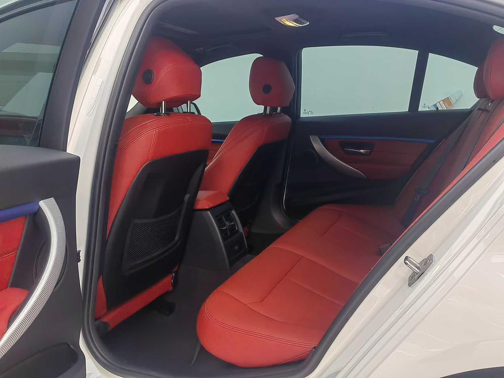 BMW 3 Series 2019 car image #17
