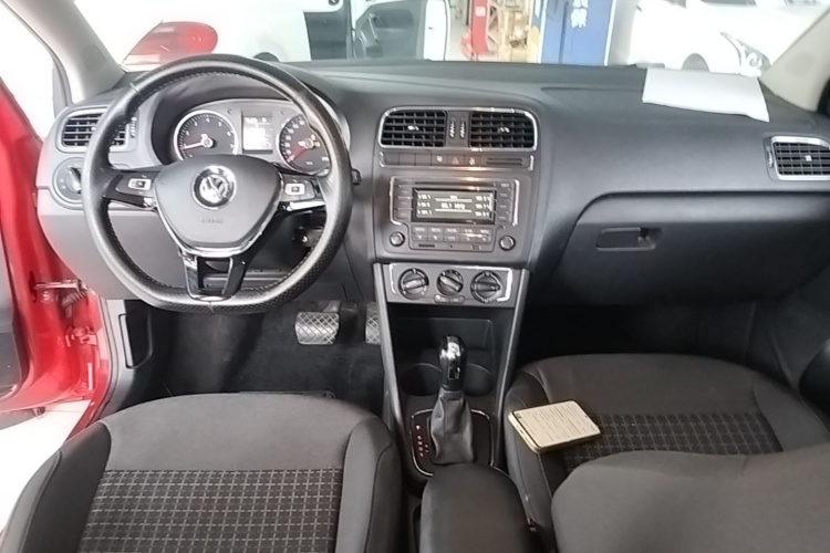 Volkswagen Polo 2015 car image #10