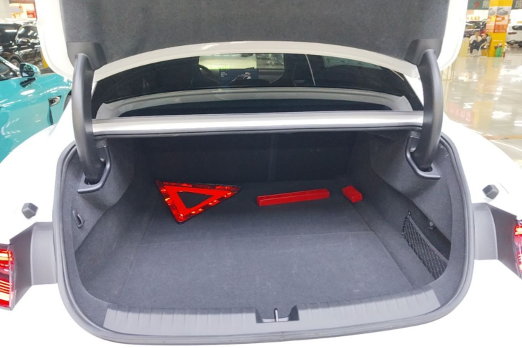 MI SU7 2025 immagine di auto #19