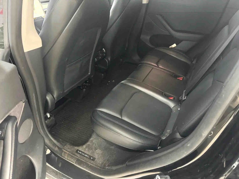 Tesla Model Y 2023 car image #2