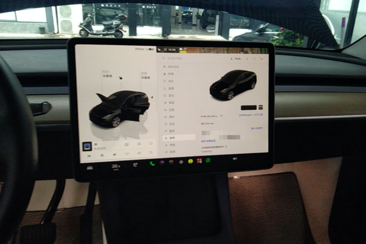 Tesla Model Y 2023 car image #13
