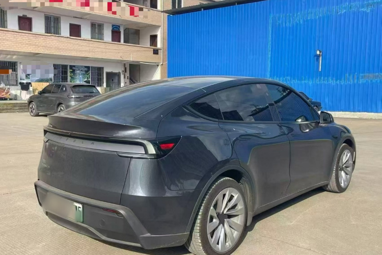 Tesla Model Y 2025 #7 Tesla Model Y 2025 car image #7