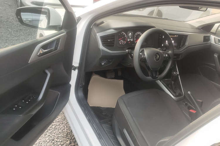 Volkswagen Polo 2021 صورة سيارة #12