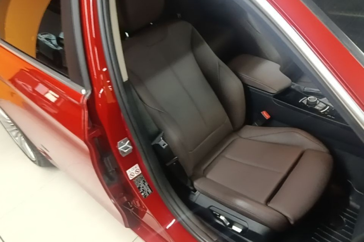 BMW 3 Series 2018 car image #24