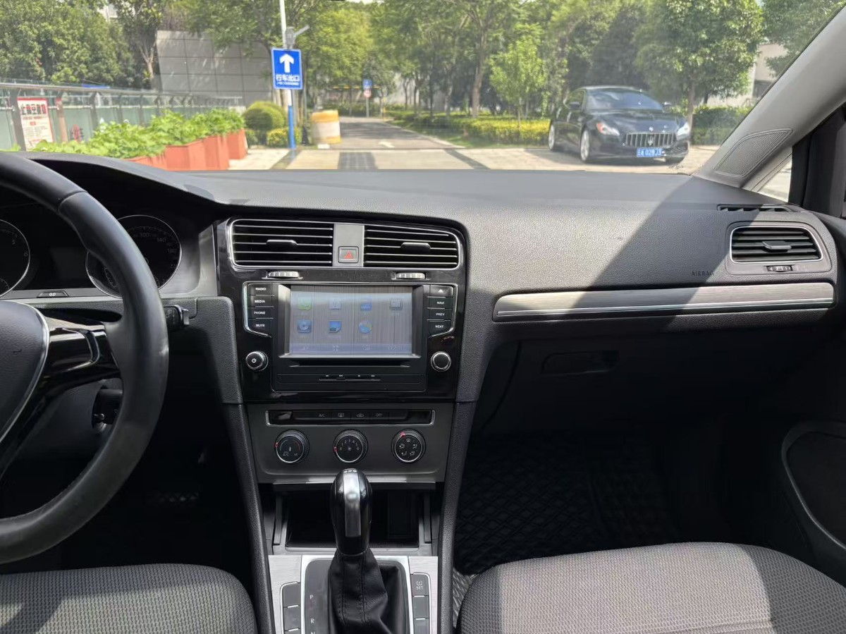 Volkswagen Golf 2015 car image #10