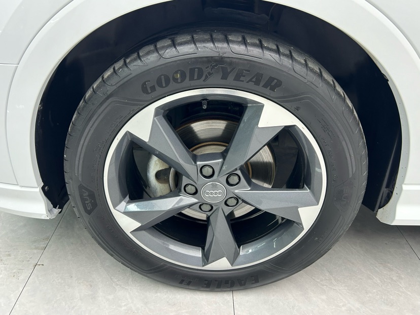 Audi Q3 2020 car image #12