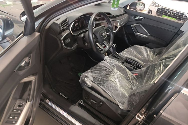 Audi Q3 2023 car image #12