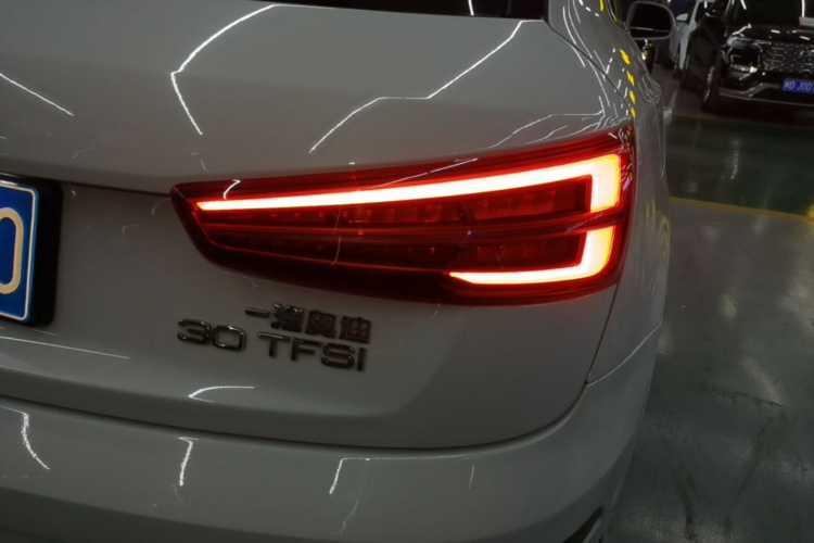Audi Q3 2019 car image #8