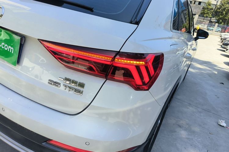 Audi Q3 2019 car image #8