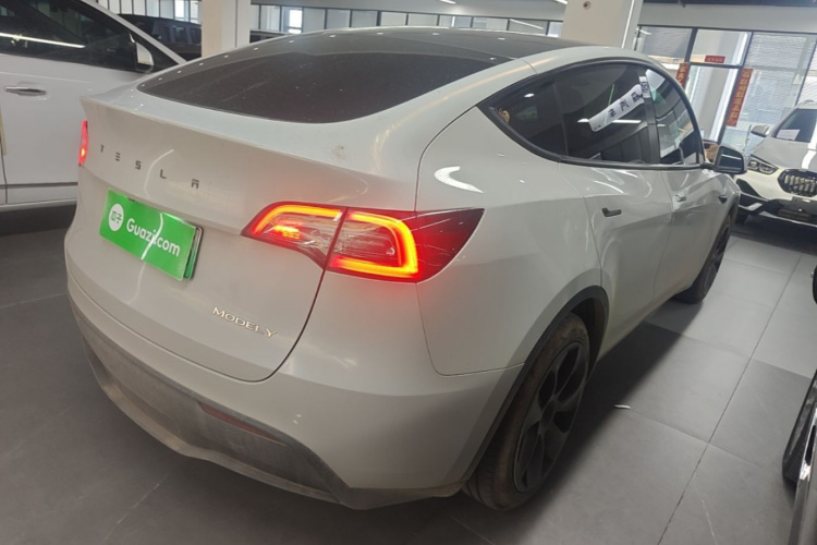 Tesla Model Y 2024 #7 Tesla Model Y 2024 car image #7