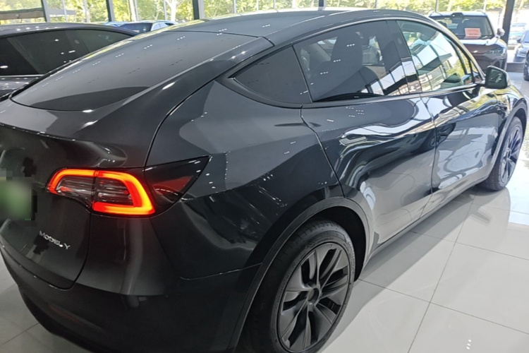Tesla Model Y 2025 #5 Tesla Model Y 2025 immagine di auto #5