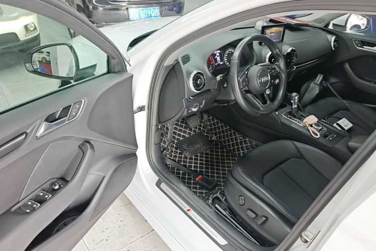 Audi A3 2018 car image #16