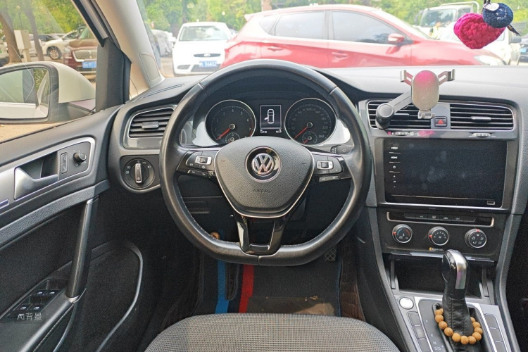 Volkswagen Golf 2020 car image #12