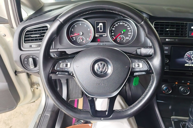 Volkswagen Golf 2018 car image #11