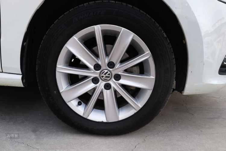 Volkswagen Polo 2015 car image #9