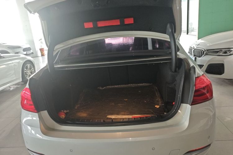 BMW 3 Series 2018 car image #19