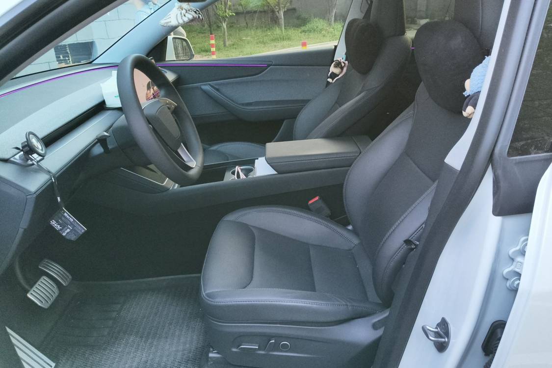 Tesla Model Y 2025 #20 Tesla Model Y 2025 car image #20