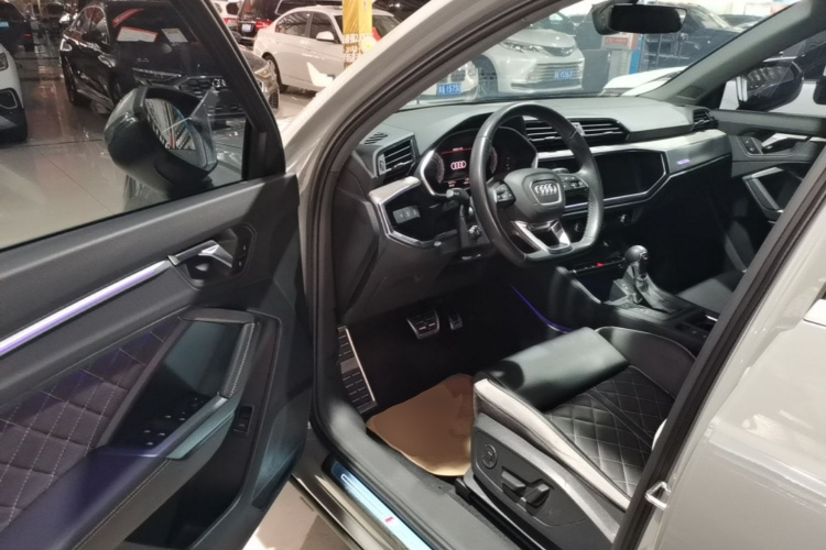 Audi Q3 2025 immagine di auto #16