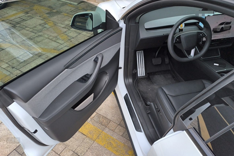 Tesla Model Y 2026 #18 Tesla Model Y 2026 car image #18