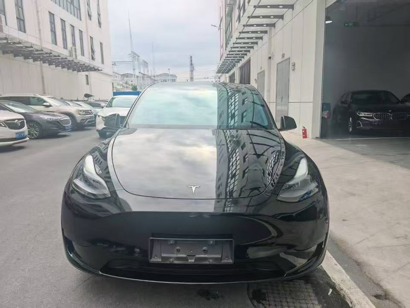Tesla Model Y 2023 car image #2