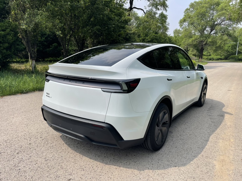 Tesla Model Y 2026 #8 Tesla Model Y 2026 car image #8