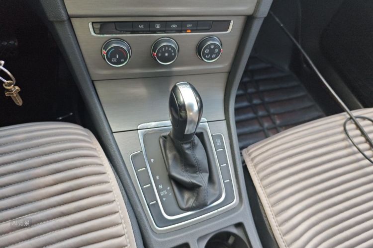 Volkswagen Golf 2015 car image #16