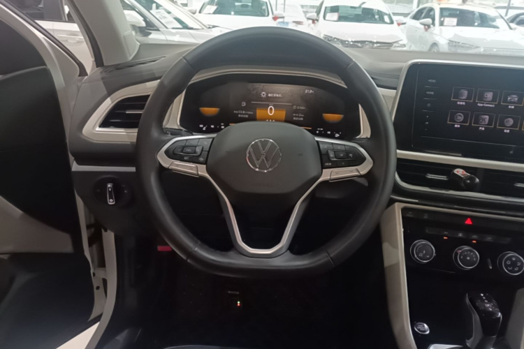 Volkswagen T-Roc 2024 car image #11