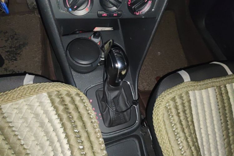 Volkswagen Polo 2015 car image #14