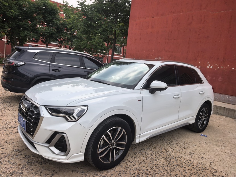 Audi Q3 2022 car image #2