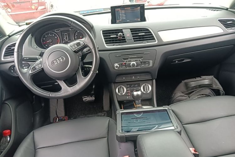 Audi Q3 2016 car image #11