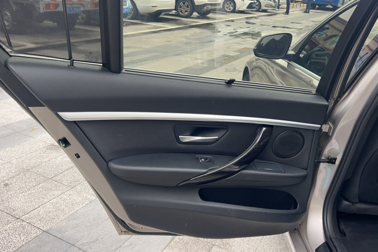 BMW 3 Series 2018 car image #23