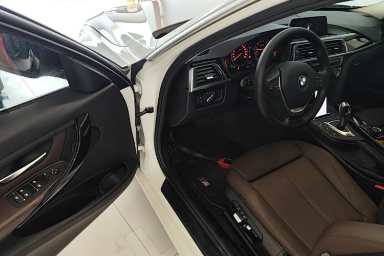 BMW 3 Series 2018 car image #16