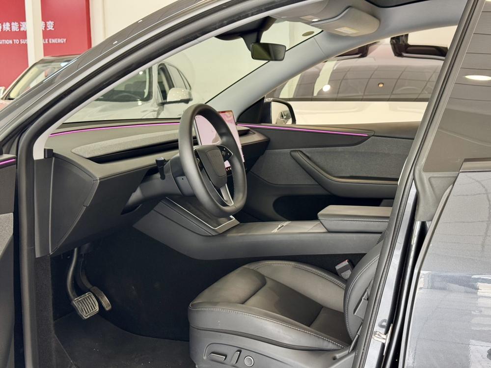 Tesla Model Y 2025 #17 Tesla Model Y 2025 car image #17