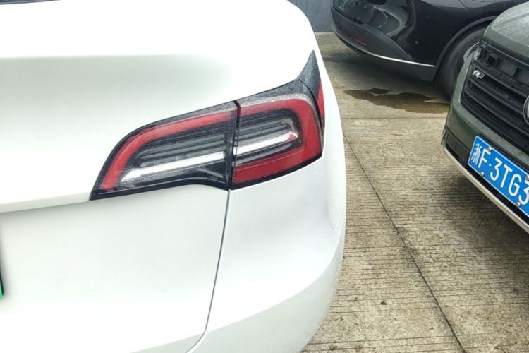 Tesla Model Y 2023 car image #8